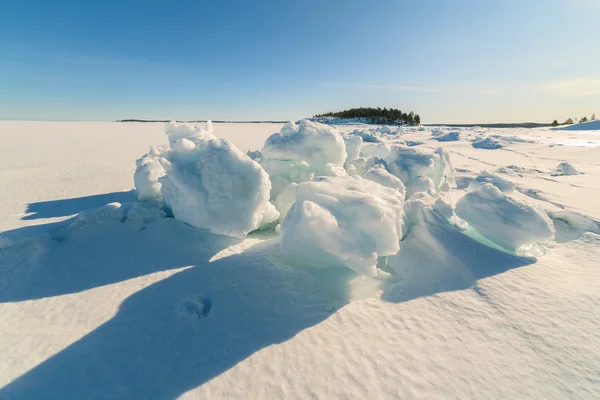 Hummocks di ghiaccio su costa invernale di mare di Barents — Foto Stock