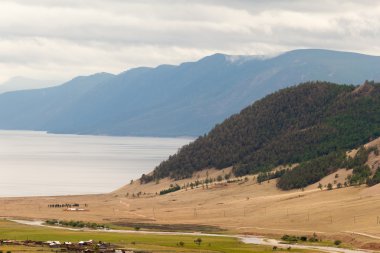 Baykal Gölü kıyısında