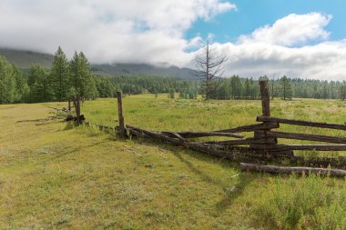 Çit mera dağlarda.