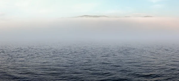 Nebbia sopra acqua. — Foto Stock