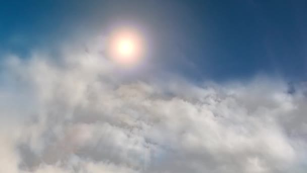 雲の上を飛ぶ太陽の飛行機飛行機のフロート空の成層圏4K — ストック動画