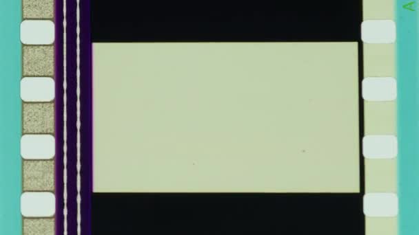フィルムストリップフィルムストリップ35Mmリールシネマ古いヴィンテージダートダストエッジ傷4K — ストック動画