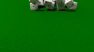 Zar haddeleme beyaz yavaş hareket closeup Dof yeşil keçe masa üzerinde
