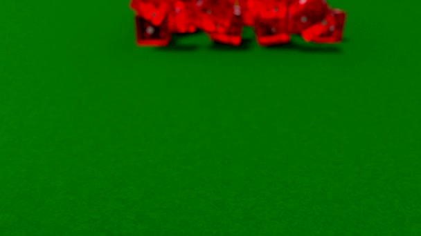 Dice rolling clear red slow motion крупним планом DOF на зеленій повстяній стільниці — стокове відео