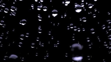 Yağmur su damlaları düşen Dof yavaş hareket döngü mavi renk tonu kadar kapatın