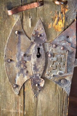 12. yüzyılın yeşil ahşap kapısında antik metal kilit.