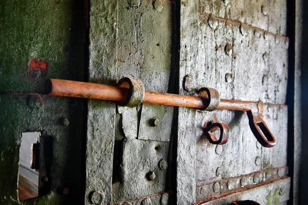 Αντίκες Μεταλλικό Κλείδωμα Πράσινη Ξύλινη Πύλη 12Ου Αιώνα — Φωτογραφία Αρχείου