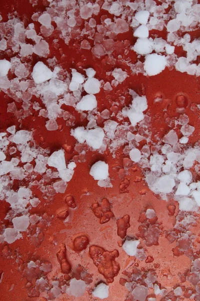 Detailní Záběr Obrazců Vytvořených Červeném Kovovém Povrchu Ledově Bílých Kroupy — Stock fotografie