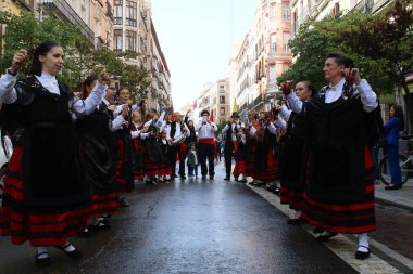 Madrid İspanya Ekim 2018: Geleneksel çoban festivali - İspanyol geleneksel kostümlü dansçıların geçit töreni, koyun, boğa ve müzisyenlerin hepsi İspanya kültürünü kutluyor
