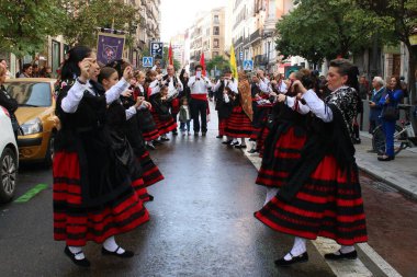 Madrid İspanya Ekim 2018: Geleneksel çoban festivali - İspanyol geleneksel kostümlü dansçıların geçit töreni, koyun, boğa ve müzisyenlerin hepsi İspanya kültürünü kutluyor