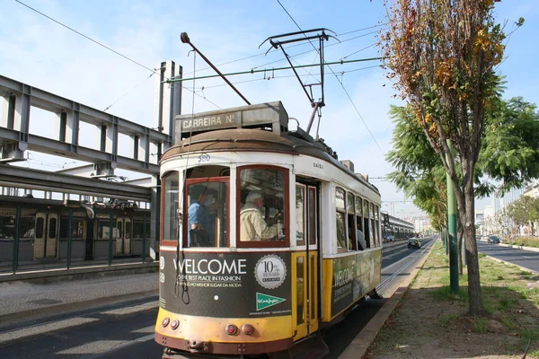 Lisbon Portugal October 2018 Vintage 1920S Tram Crowded City Dwellers — Stock Photo, Image