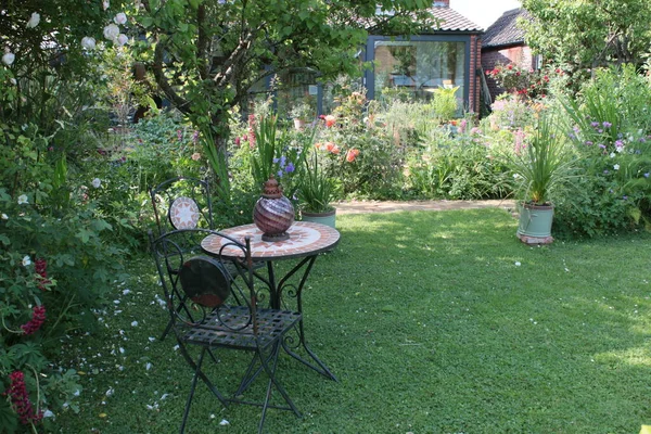 Piękny Ogród Organiczny Letni Krajobraz Rocznika Metalowy Mozaika Stół Krzesła — Zdjęcie stockowe