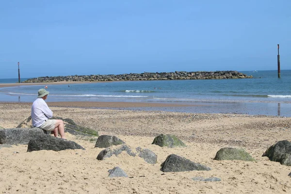 Man Sitter Blickar Till Havs Sandstrand Med Bara Fötter Shorts — Stockfoto