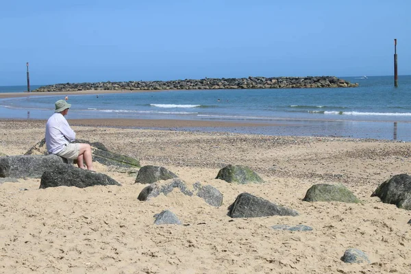 Man Sitter Blickar Till Havs Sandstrand Med Bara Fötter Shorts — Stockfoto