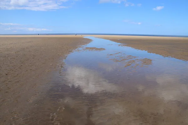 Τοπίο Της Όμορφης Αμμώδους Παραλίας Χωρίς Ανθρώπους Και Άμμο Τεντωμένο — Φωτογραφία Αρχείου