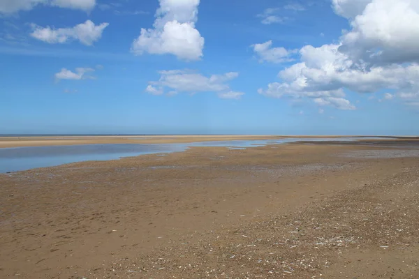 Landschap Van Prachtige Zandstrand Zonder Mensen Zand Uitgerekt Tot Horizon — Stockfoto