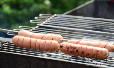 Sosisler kömürde ızgarada pişirilir. Barbekü, açık hava barbeküsü. .