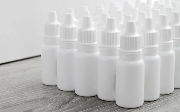 Beyaz şişeler. Tıbbi damlalar. nal veya oftalmik damlalar için ambalaj.