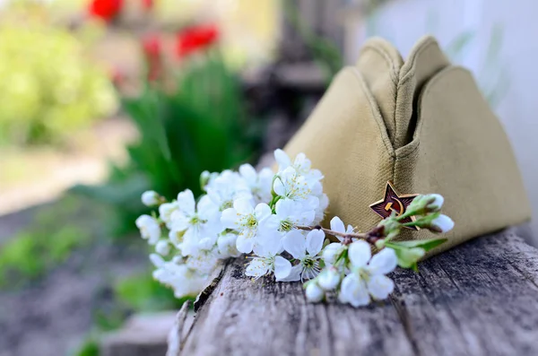 9 Mayıs, bayram Zafer Günü geçmişi. George kurdele, bahar çiçekleri, askeri şapka. 1945 Zafer Günü 'nün geleneksel sembolü. Kopya alanı olan tebrik kartı tasarımı.