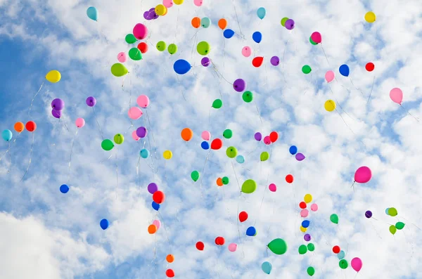 Sacco Palloncini Colorati Che Volano Contro Cielo Blu Con Nuvole — Foto Stock