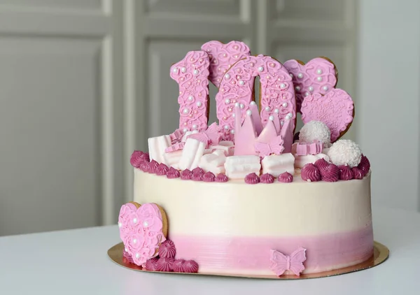10番のピンクと白のケーキと風船でテーブルの上の心 誕生日 — ストック写真