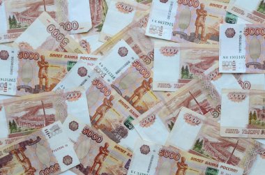 Faturaların geçmişi beş bin ruble. Finans, iş, gelir, zenginlik, başarı kavramı. Düz banknotlar, üst görünüm.