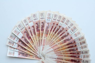 Faturaların geçmişi beş bin ruble. Finans, iş, gelir, zenginlik, başarı kavramı. Düz banknotlar, üst görünüm.