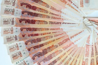Faturaların geçmişi beş bin ruble. Finans, iş, gelir, zenginlik, başarı kavramı. Düz banknotlar, üst görünüm.