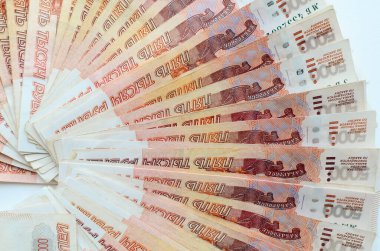 Faturaların geçmişi beş bin ruble. Finans, iş, gelir, zenginlik, başarı kavramı. Düz banknotlar, üst görünüm.