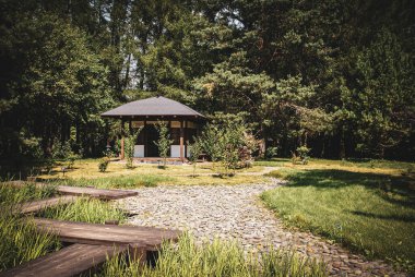 Japon bahçesinde bir çay evi.