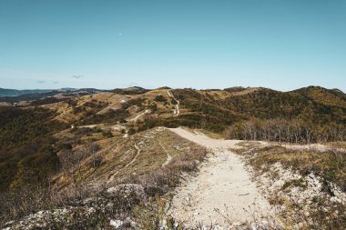 Anıtların arasından bir yol. Ekim, Kuzey Kafkasya.