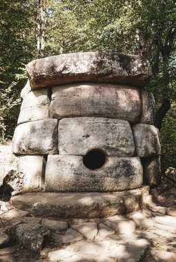 Kuzey Kafkasya 'da alışılmadık bir bronz çağ dolmeni.