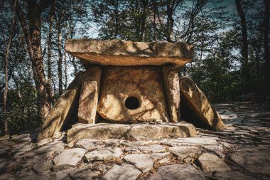 Kuzey Kafkasya 'nın tepelerinden birinde bir dolmen. Bronz çağı kültürü
