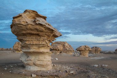 Lybian çölünde tuhaf kireçtaşı oluşumları, Farafra, Mısır yakınlarında beyaz çöl.