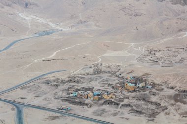 Teb 'deki ölüler vadisinde antik Mısır mezarlarının arasına inşa edilmiş küçük bir köy manzarası