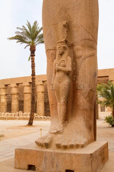 Estátua Pequeno Faraó Sob Pés Uma Estátua Maior Templo Karnak — Fotografia de Stock