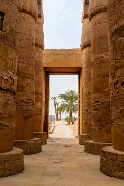 Vista Através Das Majestosas Colunas Templo Karnak Através Portão Luxor — Fotografia de Stock