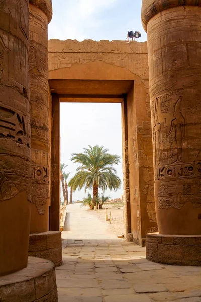 Vista Através Das Majestosas Colunas Templo Karnak Através Portão Luxor — Fotografia de Stock