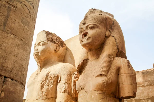 エジプトのカルナック神殿にある愛する王族の像 — ストック写真