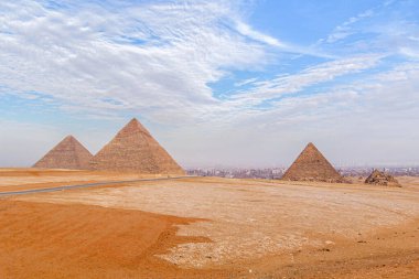 Arka plandaki Giza piramitleri, arka plandaki Giza şehri, Mısır