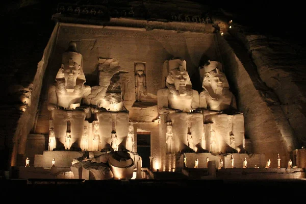 エジプトの夜 アブシンベルにあるラムセス2世の有名な寺院 — ストック写真