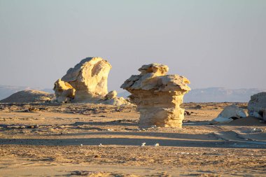 Lybian çölünde tuhaf kireçtaşı oluşumları, Farafra, Mısır yakınlarında beyaz çöl.