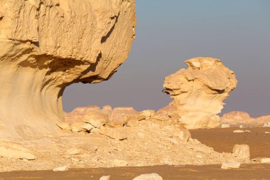 Lybian çölünde tuhaf kireçtaşı oluşumları, Farafra, Mısır yakınlarında beyaz çöl.