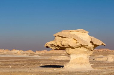 Lybian çölünde tuhaf kireçtaşı oluşumları, Farafra, Mısır yakınlarında beyaz çöl.