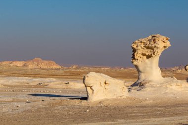 Lybian çölünde tuhaf kireçtaşı oluşumları, Farafra, Mısır yakınlarında beyaz çöl.