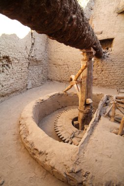 Terk edilmiş köydeki eski değirmen El-Qasr, vaha Dakhla, Mısır