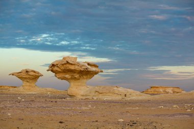 Libya çölünde gün batımı, beyaz çöl, önünde kireçtaşı oluşumları, Farafra, Mısır