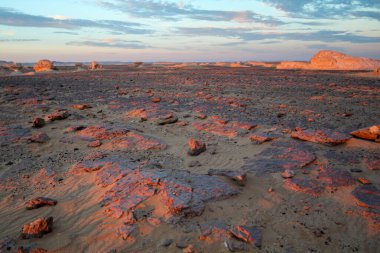 Libya çölünde gün batımı, beyaz çöl, önünde kireçtaşı oluşumları, Farafra, Mısır