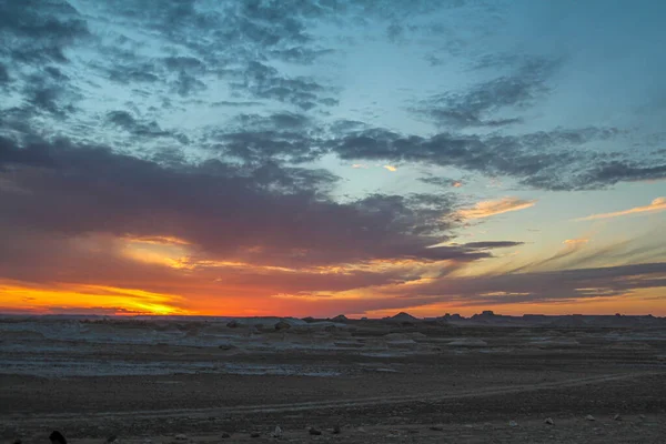 Západ Slunce Libyjské Poušti Bílá Poušť Vápencové Útvary Vpředu Farafra — Stock fotografie