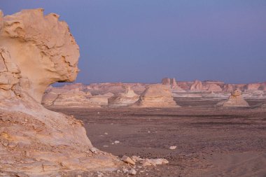 Lybian çölünde kireçtaşı oluşumları, Farafra yakınlarında beyaz çöl, Mısır